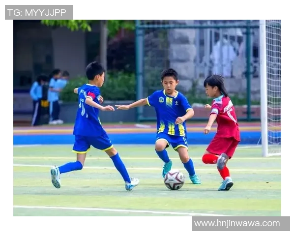 身穿足球服的少年在绿茵场上追逐梦想与友谊的故事